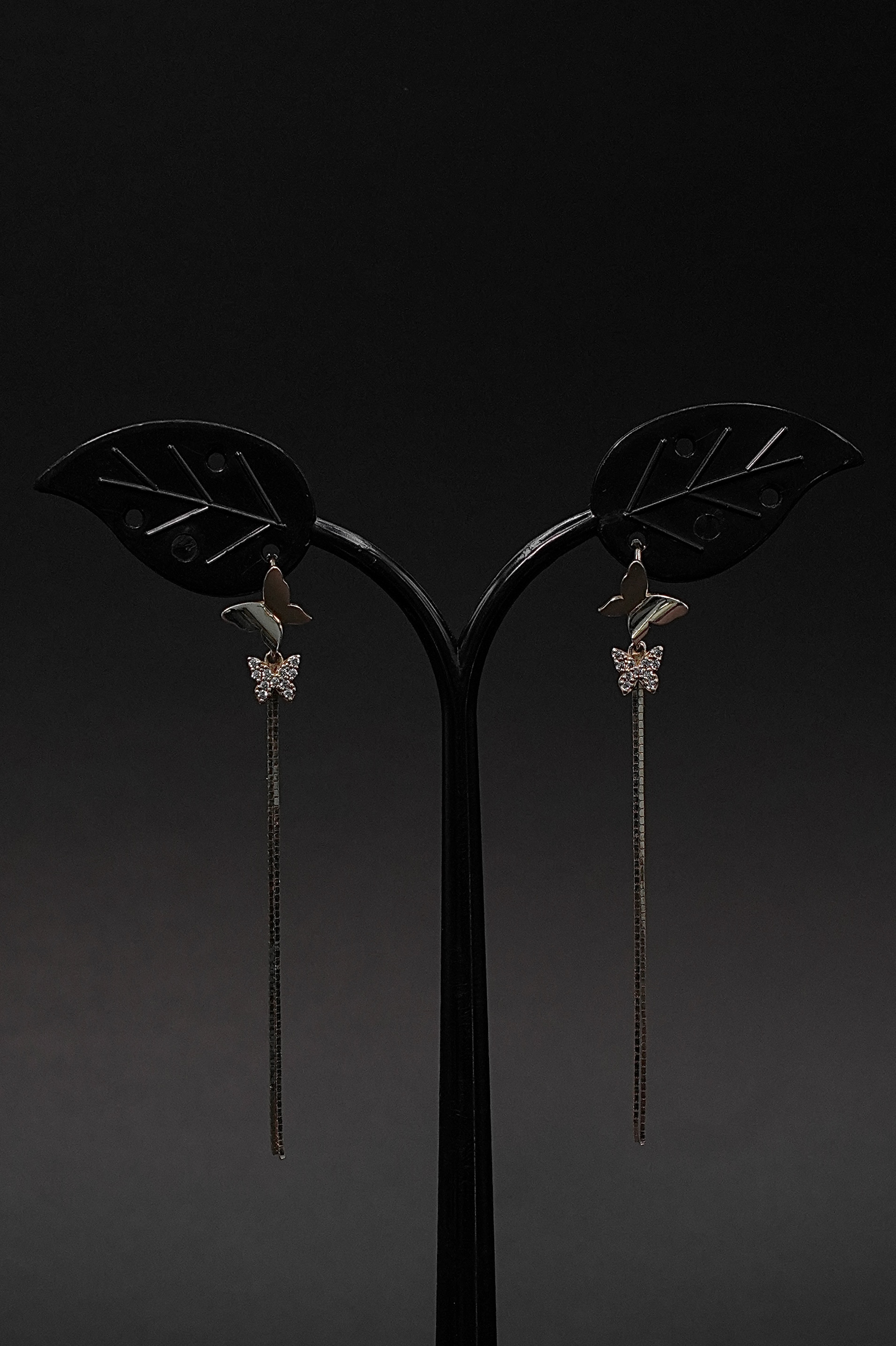 Flutter Line Diamond Kiss Earrings
